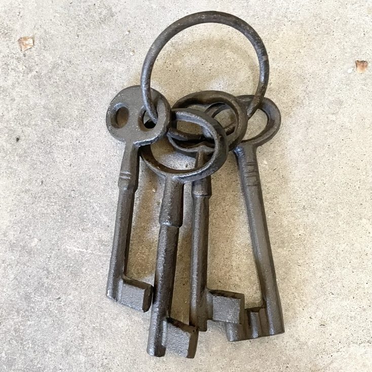 Antique iron skeleton keys on an iron ring - The charm of things ...